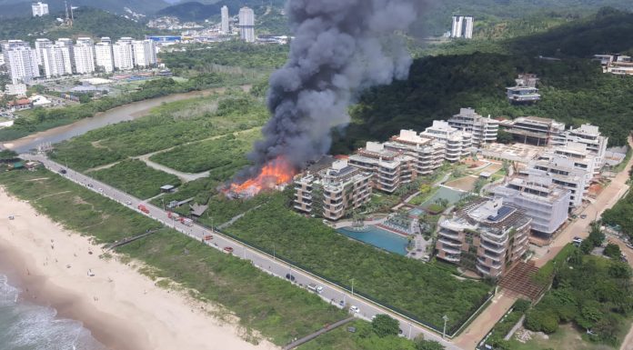 Incêndio atinge beach club Warung, em Itajaí