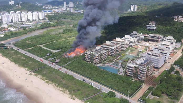 Incêndio atinge beach club Warung, em Itajaí