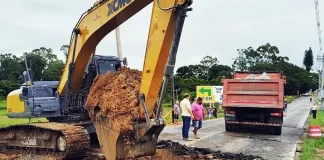 Ponte cede em São José cede e trânsito é bloqueado