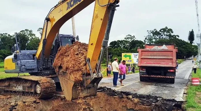 Ponte cede em São José cede e trânsito é bloqueado