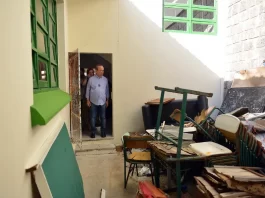 Lousas digitais ainda não podem ser usadas nas escolas de SC Jorginho confere situação de escola estadual no dia do início do ano letivo