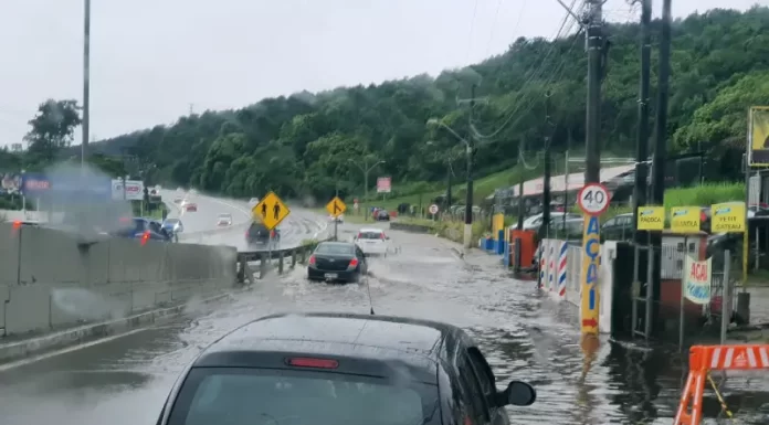 Chuva causa pequenos alagamentos e acidentes em vias da Grande Florianópolis