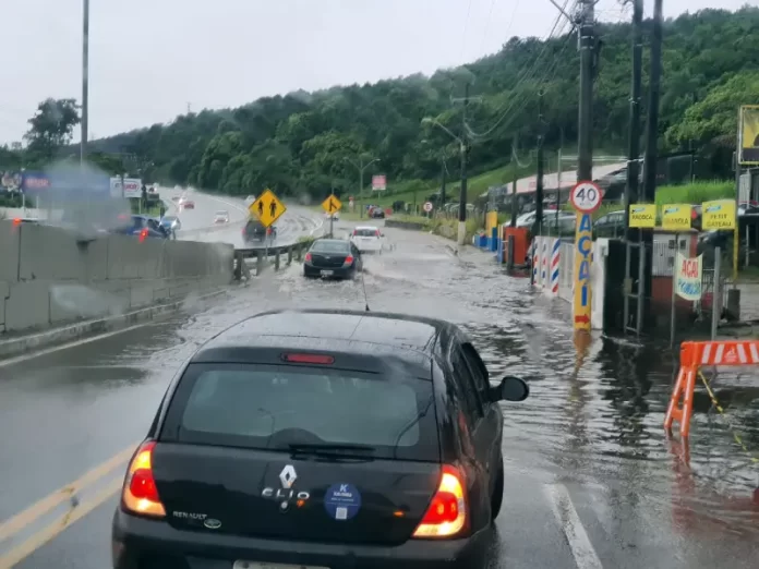 Chuva causa pequenos alagamentos e acidentes em vias da Grande Florianópolis