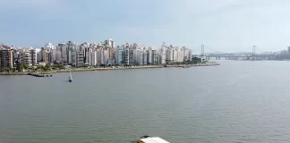Passeio de catamarã em Florianópolis