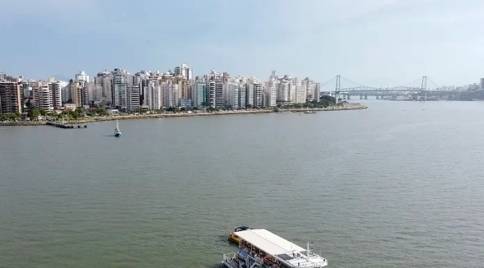 Passeio de catamarã em Florianópolis