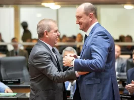 Deputados estaduais são empossados e elegem De Nadal presidente da Alesc Skudlark e de Nadal