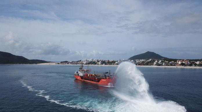 Draga de ingleses termina o serviço com jato d'água