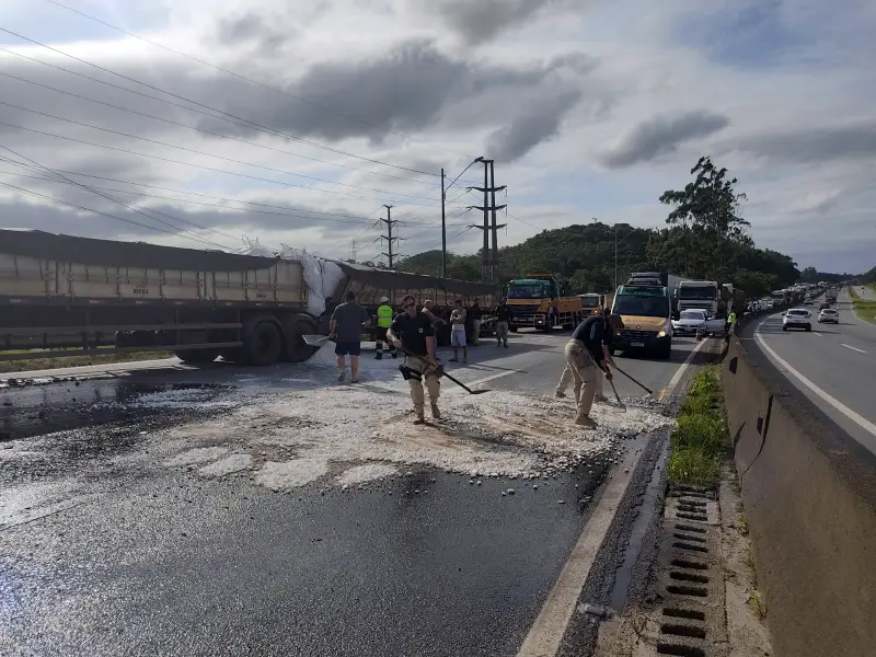 Limpeza da BR-101 após acidente com carreta cheia de calcário