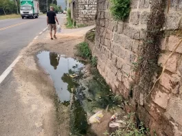 Prefeitura recebe denúncia e flagra esgoto escorrendo em calçada nos Ingleses Prefeitura recebe denúncia e flagra esgoto escorrendo em calçada nos Ingleses
