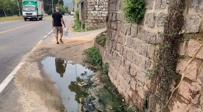 Prefeitura recebe denúncia e flagra esgoto escorrendo em calçada nos Ingleses