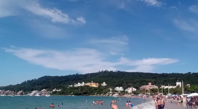 Praia de Jurerê tem trechos sem faixa de areia