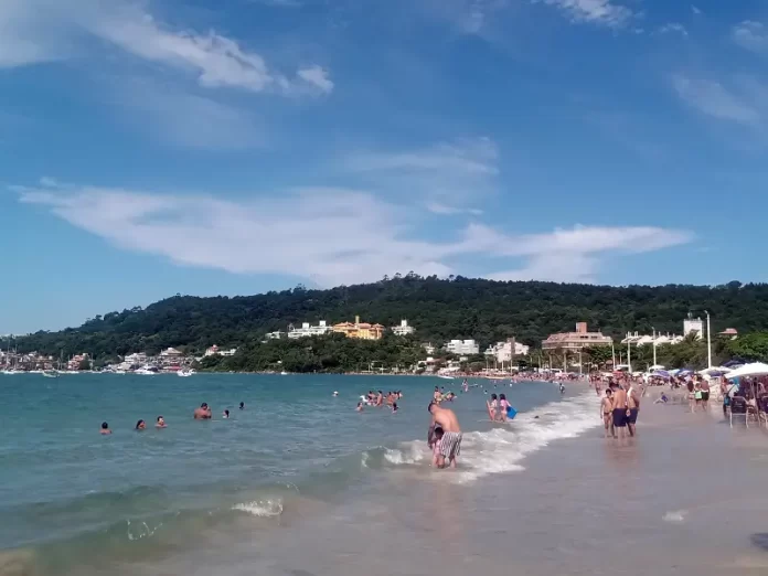 Praia de Jurerê tem trechos sem faixa de areia