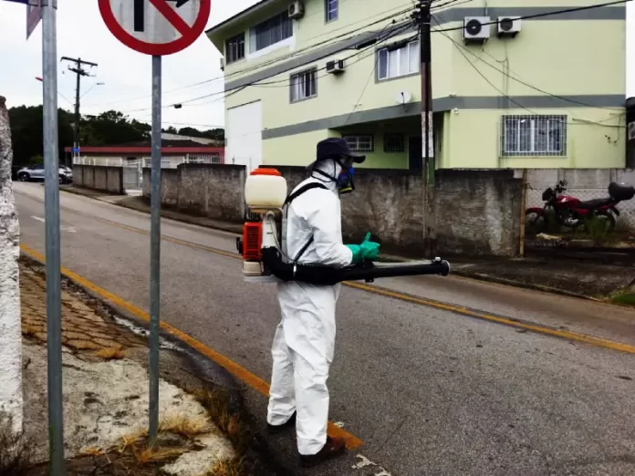Pulverização de inseticida em bairros de São José