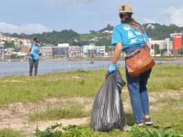 Mutirão de limpeza da orla da Beira-mar de São José ocorrerá no sábado Ação de voluntários recolhe 470 quilos de lixo na orla de São José