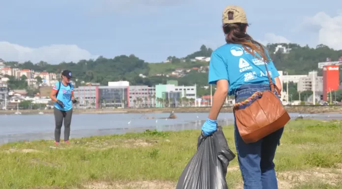 Ação de voluntários recolhe 470 quilos de lixo na orla de São José