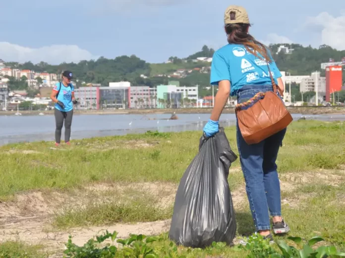 Ação de voluntários recolhe 470 quilos de lixo na orla de São José