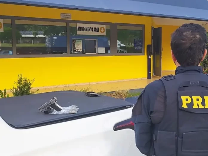 Homem procurado pela Justiça é preso com pistola, munições e skunk na BR-101 em Biguaçu