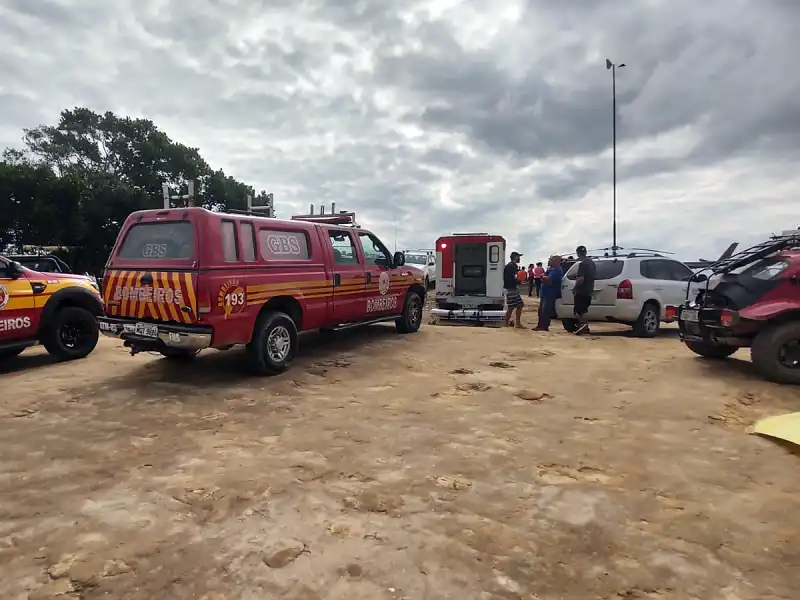 Equipes de Bombeiros, Samu e PM no local do acidente em Santo Amaro