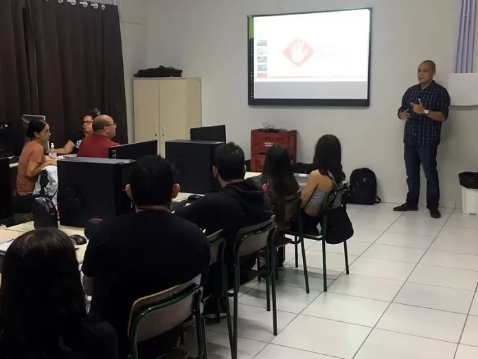 Delegado de São José faz palestras em escolas