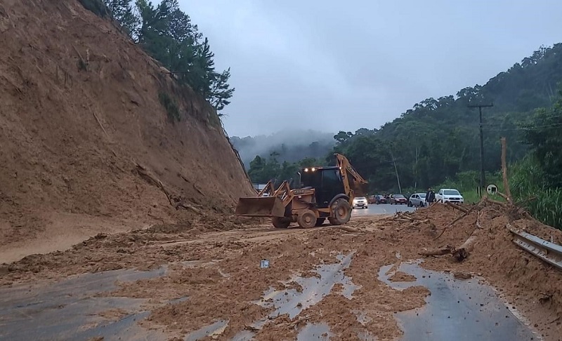 Limpeza da BR-280 no trecho da Serra de Corupá