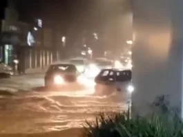 Chuva forte alaga cidades em SC e ligação com o Paraná é bloqueada