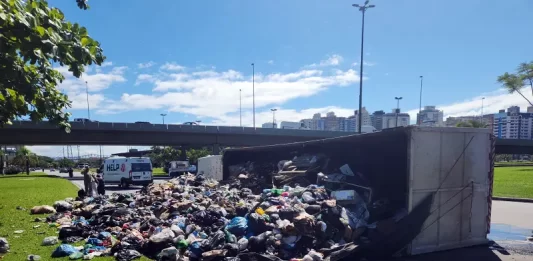 Caminhão de lixo tomba e interdita Avenida Gustavo Richard Caminhão de lixo tomba e interdita Avenida Gustavo Richard