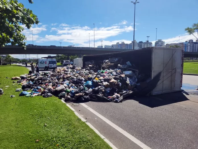 Caminhão de lixo tomba e interdita Avenida Gustavo Richard