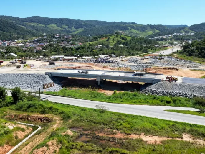 Viaduto de intersecção da BR-282 com o Contorno Viário