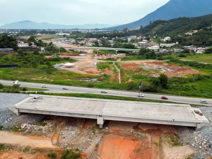 Viaduto de intersecção do Contorno Viário com a BR-282