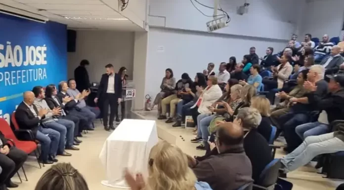 Entrega de títulos de propriedade de imóveis em São José