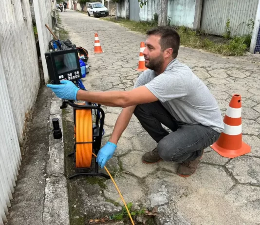 Análise por vídeo flagra esgoto irregular em Florianópolis