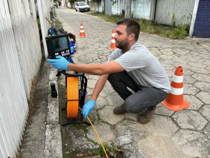 Análise por vídeo flagra esgoto irregular em Florianópolis