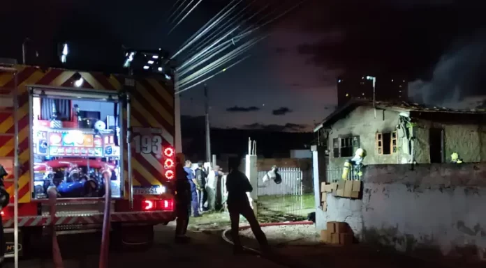 Bombeiros salvam residência em Areias de incêndio