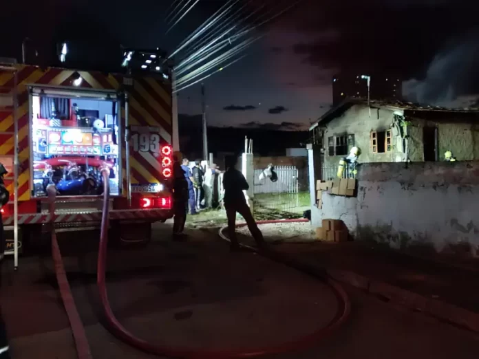 Bombeiros salvam residência em Areias de incêndio