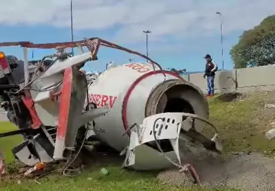 Betoneira carregada tomba no elevado do CIC