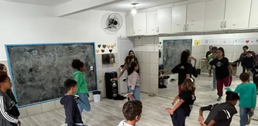 De olho no Dança em Cena, adolescentes participam de residência artística em Florianópolis Adolescentes se preparam para o Festival Dança em Cena