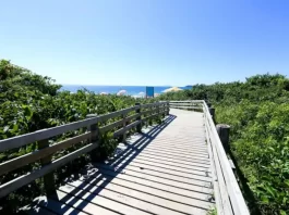 Área de acesso à praia de Jurerê ao lado de Beach Club