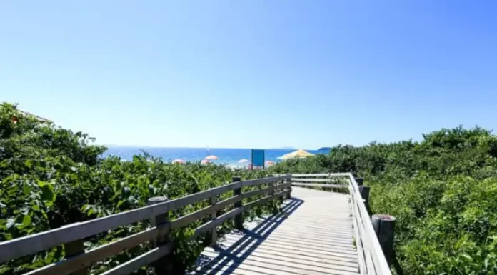 Área de acesso à praia de Jurerê ao lado de Beach Club