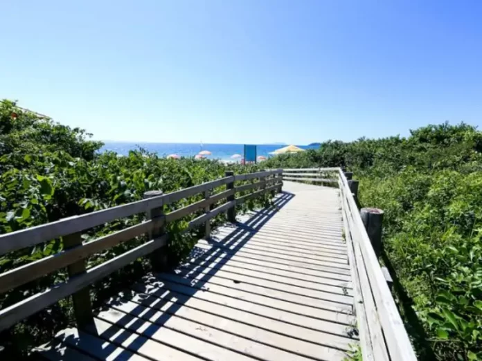 Área de acesso à praia de Jurerê ao lado de Beach Club