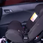 Cadeirinha no carro onde Nicolas foi encontrado, em São Paulo