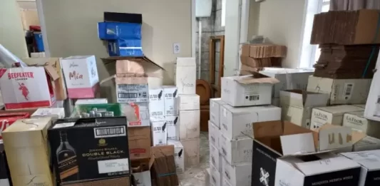 Depósito de bebidas contrabandeadas é descoberto em São José depósito clandestino com bebidas contrabandeadas