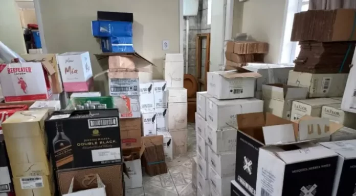 depósito clandestino com bebidas contrabandeadas