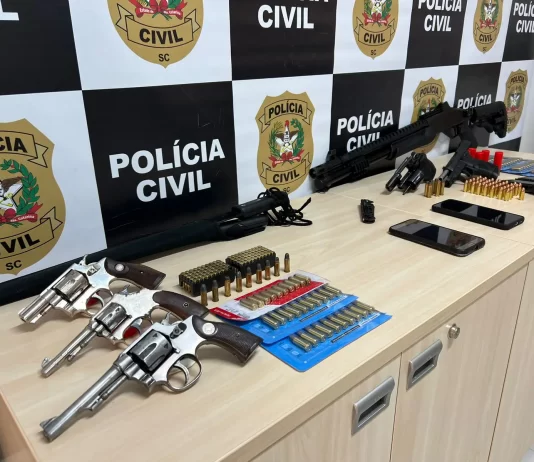 Tráfico de armas na Grande Florianópolis é alvo de operação policial Tráfico de armas na Grande Florianópolis é alvo de operação policial