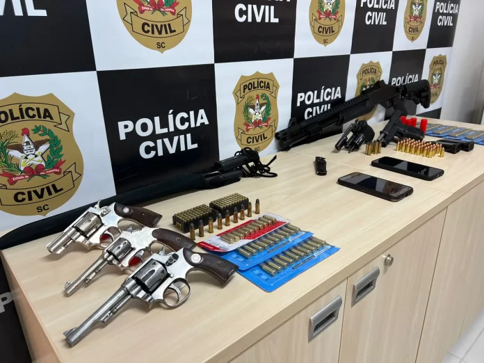 Tráfico de armas na Grande Florianópolis é alvo de operação policial
