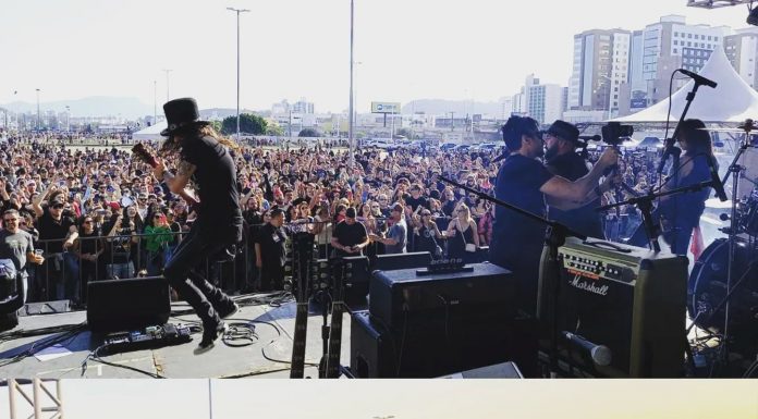 Duas fotos de shows tiradas do fundo do palco mostrando as bandas e grande público ao fundo