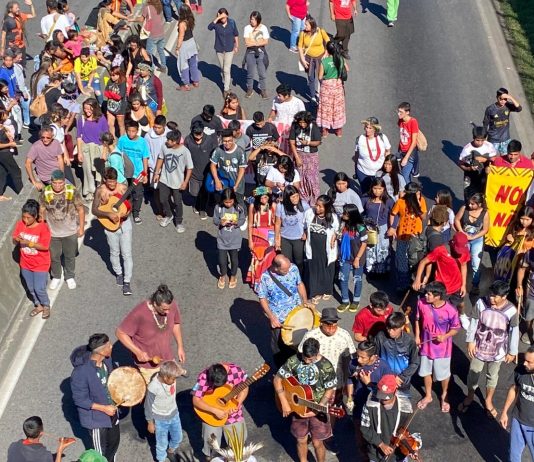 STF retoma julgamento sobre marco temporal de terras indígenas; conheça os argumentos Indígenas voltam a bloquear Morro dos Cavalos contra marco temporal