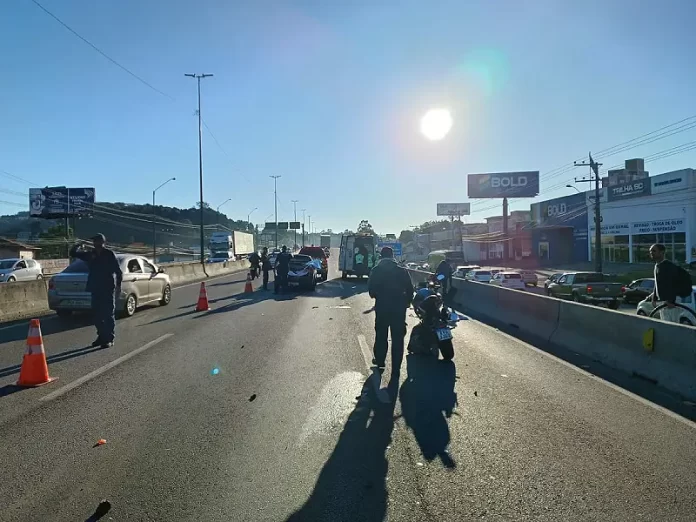 Jovem de 25 anos morreu em acidente de moto na BR-101 em São José
