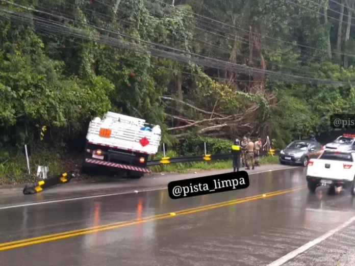 Acidente com caminhão de gás interrompe trânsito no Morro da Lagoa