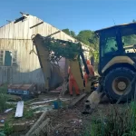 Casas irregulares são demolidas em São José