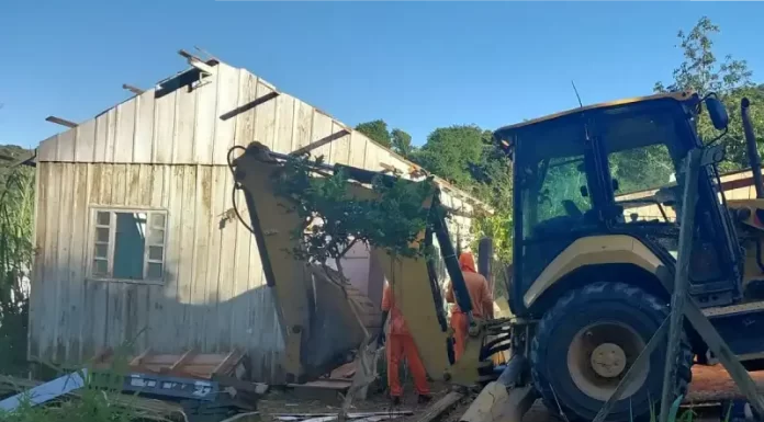 Casas irregulares são demolidas em São José